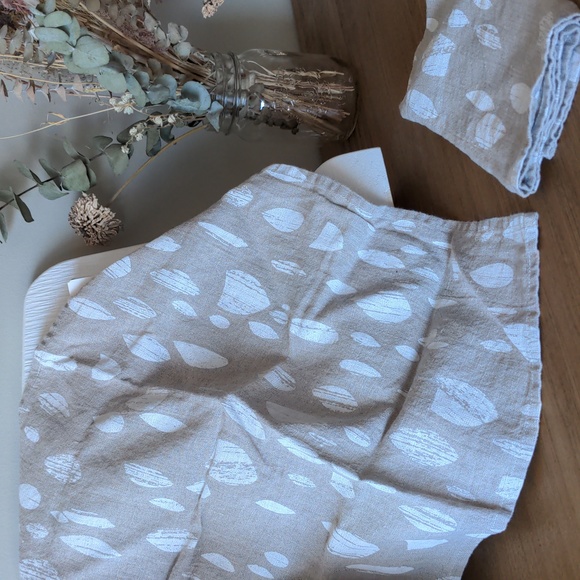 *Last Chance* Set of 2 Linen leaf print cloth napkins Sattva Boutique - Picture 3 of 13